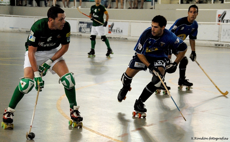 Jordi Ferrer, conduint la pilota en un partit davant el que podria ser el seu futur equip / X. Rondon