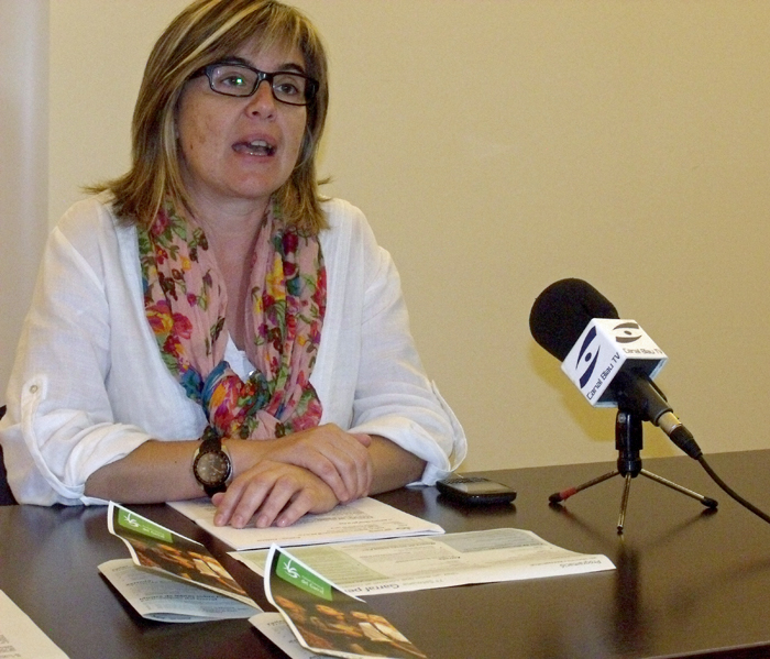 Consel Comarcal Garraf. Montse Santafe, consellera de cooperació durant la roda de premsa de presentació de la Setmana Garraf per la Pau