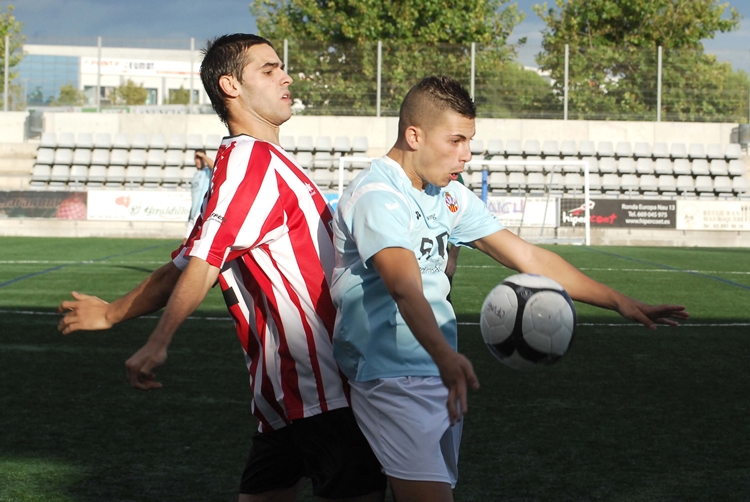 Miquel Vall. Adri, protegint la pilota de la pressió d'un rival