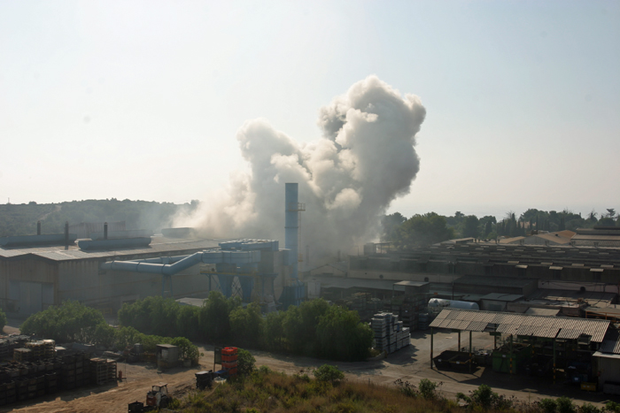 Ricardo Bonilla. Imatge de l'emissió de pols de la fàbrica Componentes Vilanova vista des de les cases dels veïns