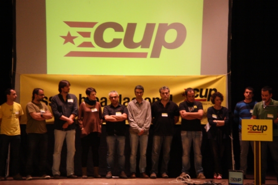 ACN. Els candidats i dirigents de la CUP, dalt de l'escenari del Teatre del Foment de Molins de Rei