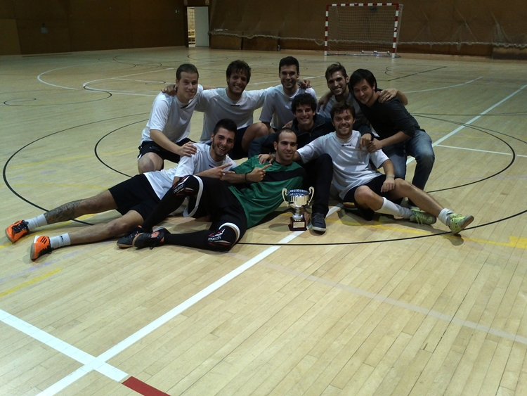 VD. Els campions, amb la copa