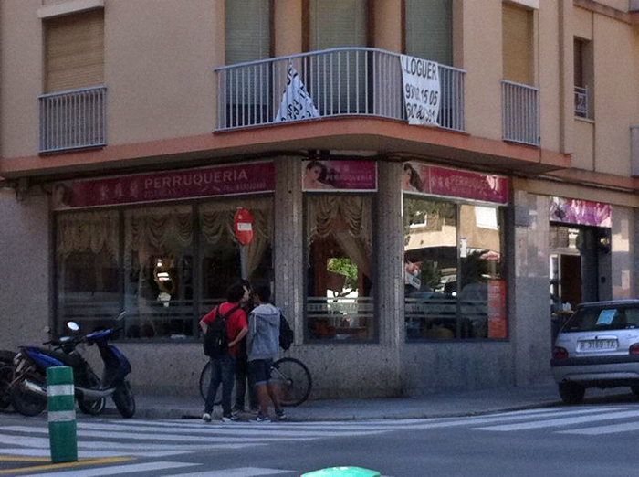 VD. Decomissen articles de contraban en una perruqueria de Vilanova