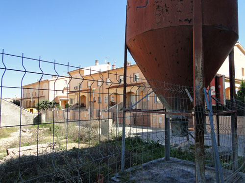 Una obra abandonada en un carrer de la zona escolar. Marc Guitart
