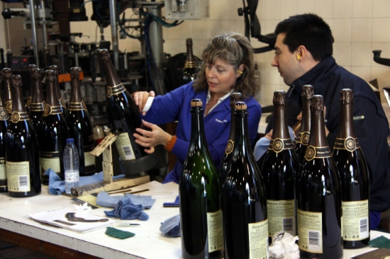 Treballadors del Grup Freixenet preparant les ampolles de cava per distribuir-les.  