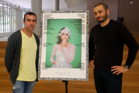 Els organitzadors del Festival Blanc, Raúl Ramos i David D'Ebole, amb el cartell de la quarta edició del certamen . ACN