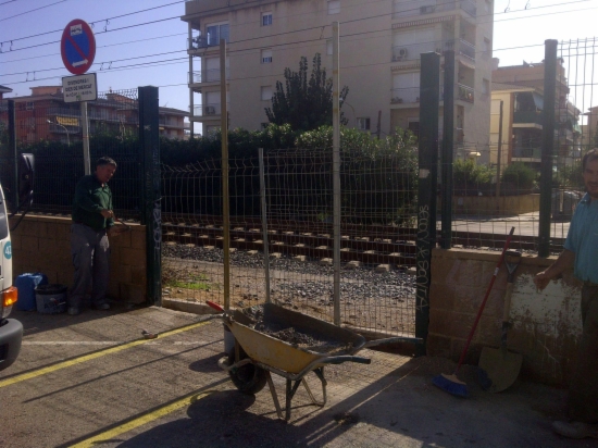 Imatge dels treballs de reparació de la tanca del ferrocarril, a Calafell.  