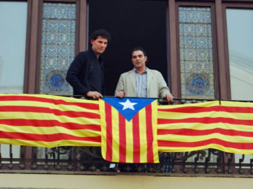 El president del Consell Comarcal de l'Alt Penedès, Francesc Olivella, i el vicepresident, Jesús Salius, al balcó de la institució