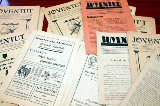 Detall del conjunt d'exemplars de la revista Joventut que s'han donat a l'arxiu municipal de Mollerussa.  ACN