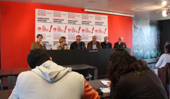 UGT, CCOO, USOC i representants de la Plataforma Prou Retallades, i de les Associacions de Veïns en la roda de premsa prèvia a la convocatòria de vaga