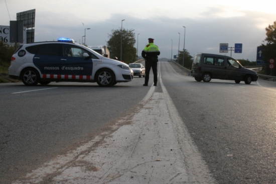 Els mossos indicant als conductors que l'accés al polígon Ca n'Amat, on s'ubica Seat, està tallat pels piquets