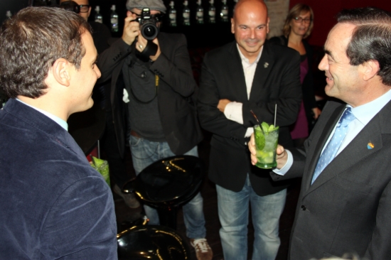José Bono, amb el candidat de C's, Albert Rivera, i el tinent d'alcalde de Sitges, del PP, Ferran Llombart.  ACN