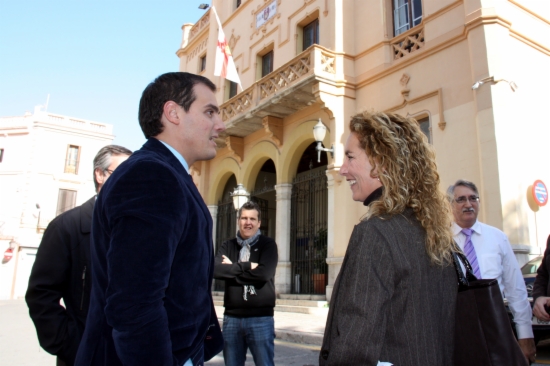 Rivera parlant amb una membre del PP davant de l'Ajuntament de Sitges.  ACN