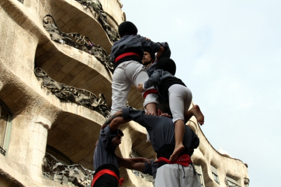 Els castellers de les Roquetes, de Sant Pere de Ribes, durant la seva actuació davant de la Pedrera.  ACN