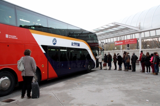 Un dels autobusos de l'empresa Hispano Igualadina que fa els serveis mínims recull els passatgers a les 8 del matí.  ACN