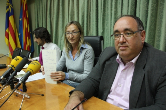 L'alcaldessa de Cunit, Montserrat Carreras, acompanyada de membres del seu equip del govern municipal.  ACN