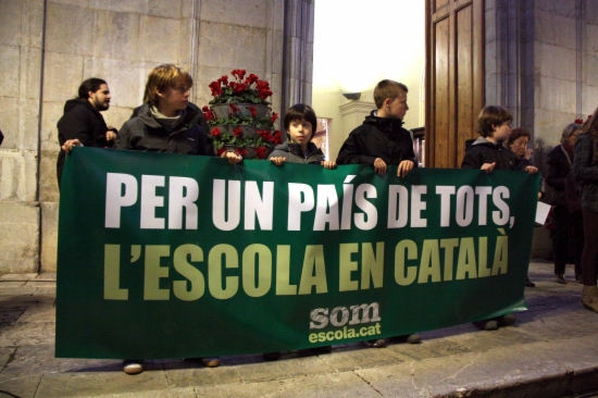 La concentració ha estat convocada per la plataforma Somescola.cat sota el lema 'Per un país de tots, l'escola en català'.  