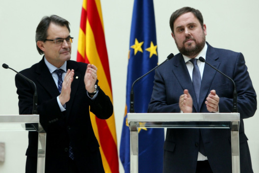 Artur Mas, president de la Generalitat en funcions, i Oriol Junqueras, president d'ERC, escenifiquen l'acord d'estabilitat, al Parlament. foto/ ACN