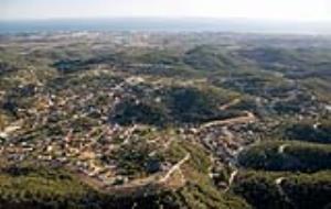 Imatge aèria de l'urbanització Les Palmeres de Canyelles, envoltada de bosc  