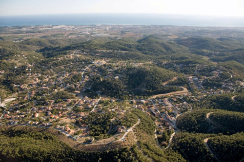 Imatge aèria de l'urbanització Les Palmeres de Canyelles, envoltada de bosc  
