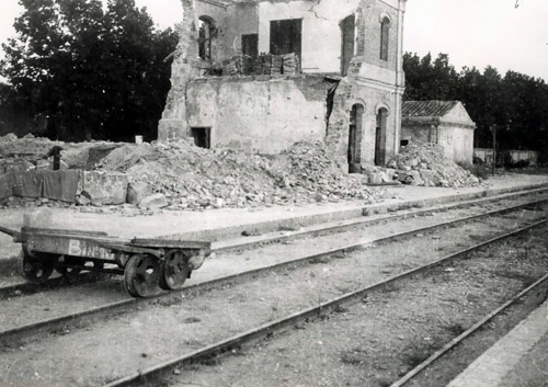 Imatge de l'estació de l'Arboç després de patir el bombardeig franquista el 12 de març de 1938. Ramir Guasch Figueras