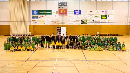 Foto de família de tots els jugadors del CB Calafell