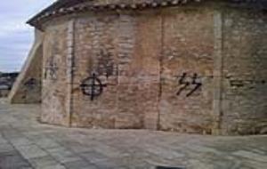 Les pintades a la paret de l'església. Ajuntament de Calafell