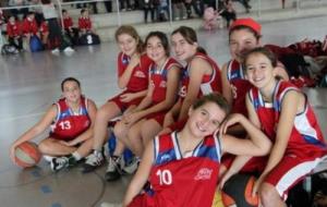 Les jugadores del mini Femení A, durant un descans / Esteve Albiol