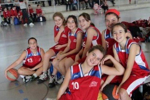 Les jugadores del mini Femení A, durant un descans / Esteve Albiol