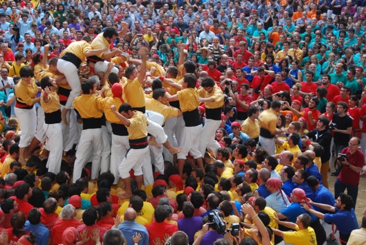 Eufòria vilanovina després de descarregar la torre de vuit amb folre 10 anys després