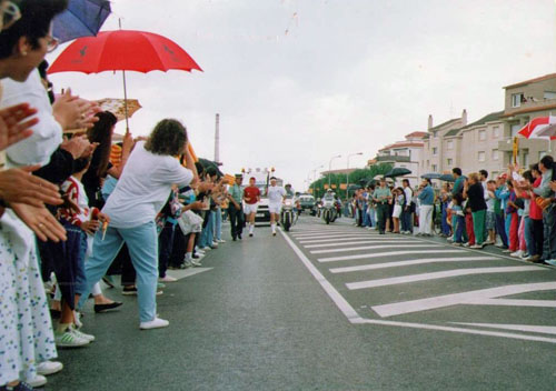 Imatge del pas per Cunit de la caravana de voluntaris amb la torxa Olímpica en el seu recorregut previ al inici dels Jocs de Barcelona-92