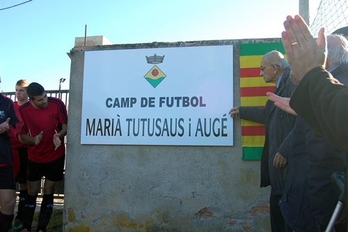 Moment en què es destapava el nou cartell amb el nom de l'estadi