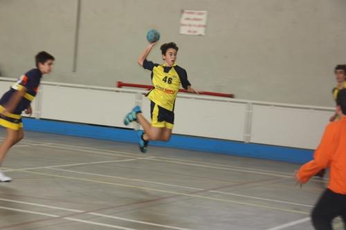 Un jugador de l'infantil, llançant a porta