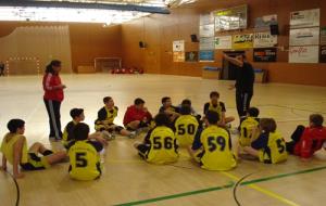 Els vilanovins, durant un temps mort del derbi
