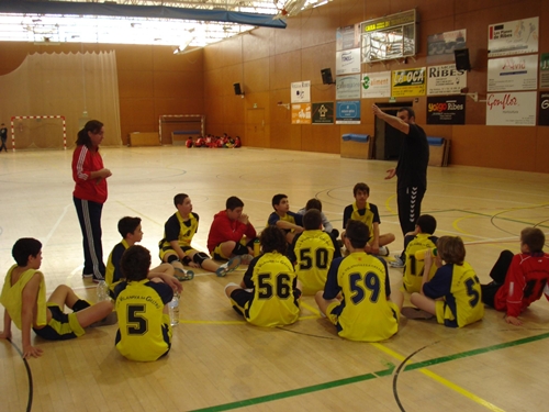 Els vilanovins, durant un temps mort del derbi