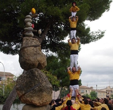 Pilar de 5 bordegàs per inaugurar l'escultura memorial / Yoko Ono