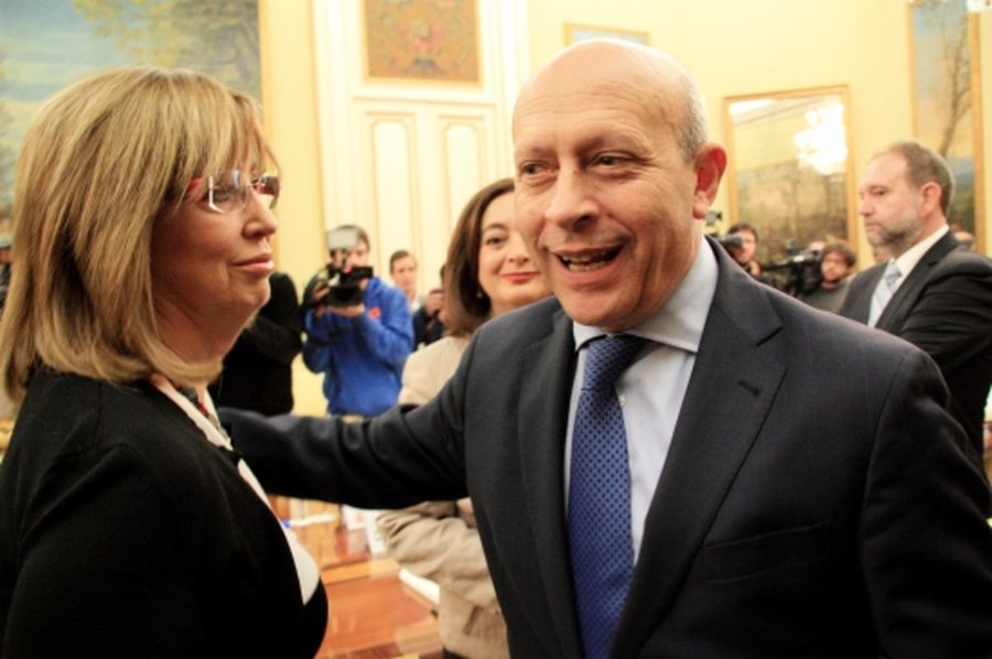 La consellera d'Ensenyament, Irene Rigau, saluda el ministre d'Educació, José Ignacio Wert. / ACN