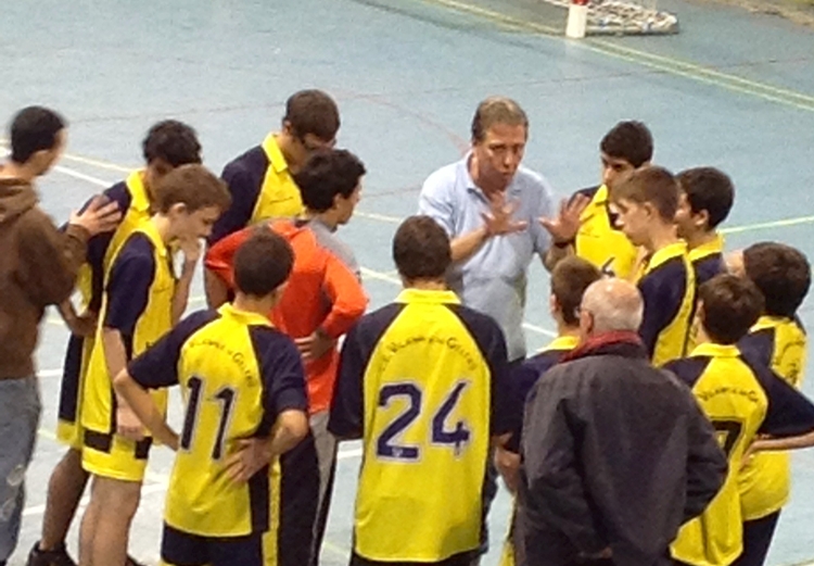Pere Solé donant instruccions al cadet masculí del Hipersimply CEVG