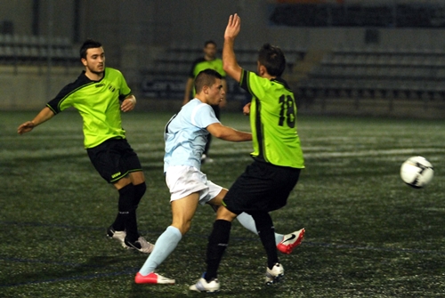 M. Vall. Adrià Alonso porta marcats dos gols
