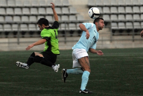 Eloi, fent un control amb el cap / M. Vall