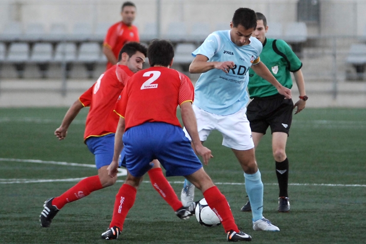 Triguero, envoltat de rivals del martinenc. M. Vall