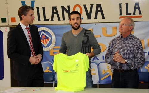 Moment de la presentació de la samarreta, amb el nou patrocini
