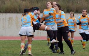 Disputa per una pilota al partit entre les Carboneres i el SEL Vilanova femení