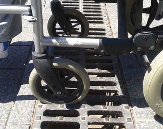 Les clavegueres i la cadira de rodes
