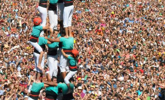 Castellers de Vilafranca. 3 de 9 amb folre i lagulla a la Mercè
