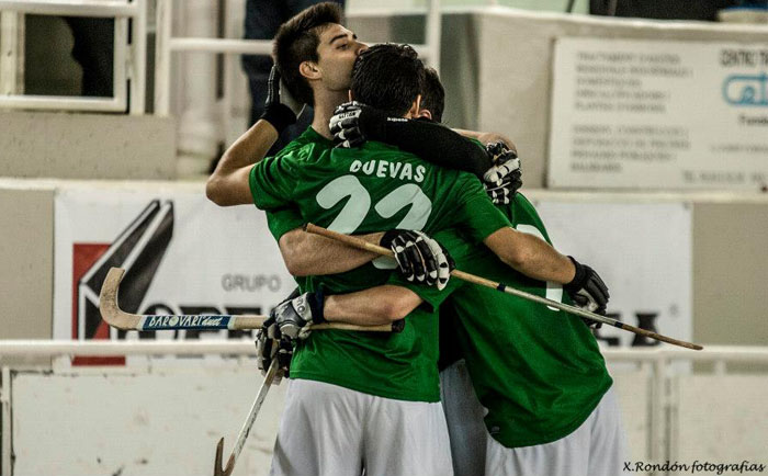 Els jugadors de 2ª Catalana celebrant un gol. foto/ Xavier Rondón