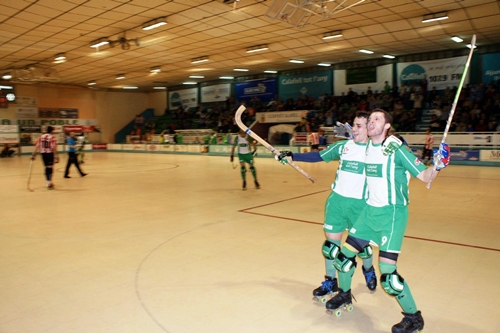 Jugadors del Calafell, celebrant el gol que encarrilava la victòria / CPCalafell