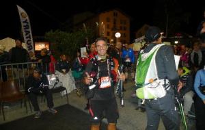 Albert Jorquera arribant a la meta de l'Ultra Trail del Montblanc