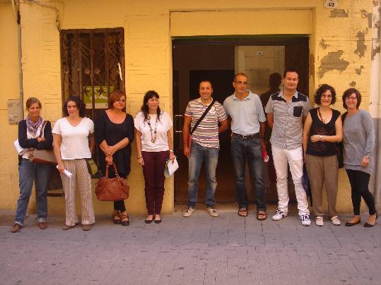 S. Sedó.  Assistents a la jornada davant dun dels nombrosos locals buits adherits a la campanya 