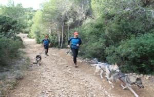 Organitzadors de la cursa, verificant el terreny